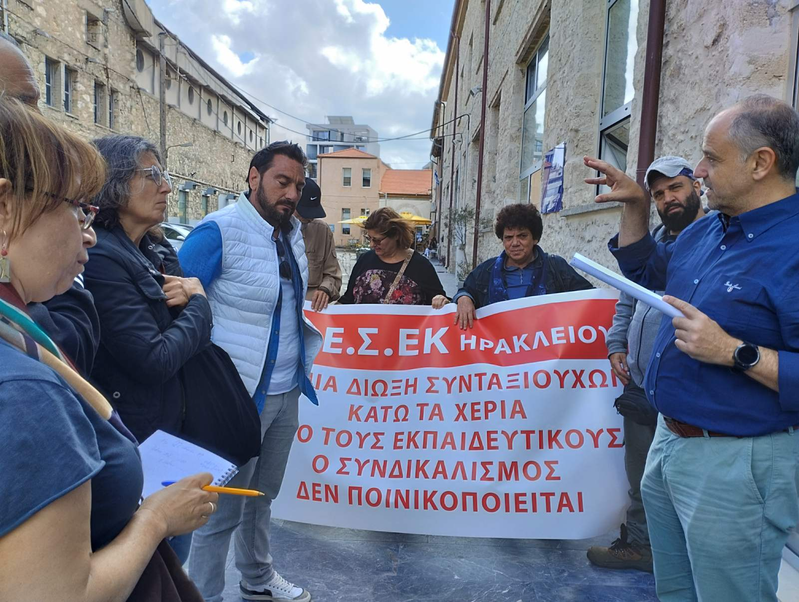 ΠΕΣΕΚ –Ηράκλειο: Παράσταση διαμαρτυρίας ενάντια στις διώξεις 