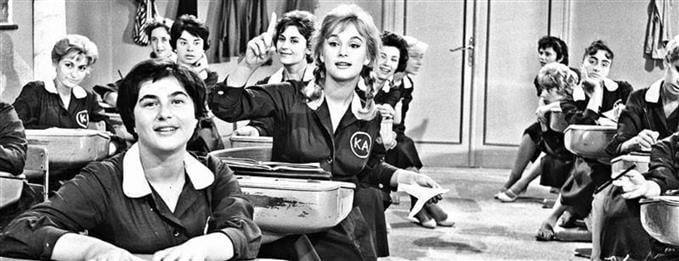 1965: Τέλος στο πηλήκιο – Η μαύρη ποδιά παίρνει «το χρώμα του ουρανού»