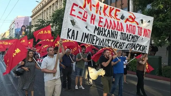 Μπροστά στον κίνδυνο εμπλοκής σε πόλεμο, το αστικό πολιτικό σύστημα αντιμετωπίζει χρεοκοπία της πολιτικής του, εσωκομματικές αντιπαραθέσεις και κατακερματισμό