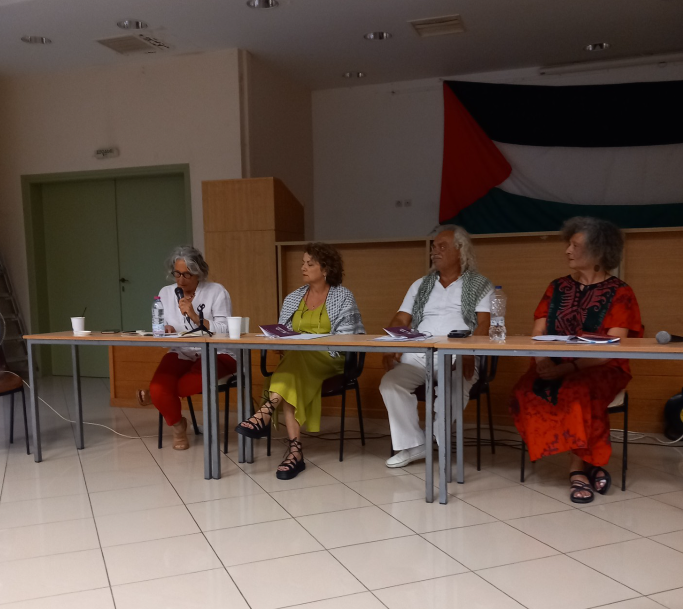 Τα «Ανυπότακτα χώματα» της Ιωανέττας Δοκανάρη ταξίδεψαν το κοινό σε μια βραδιά ποίησης και αλληλεγγύης
