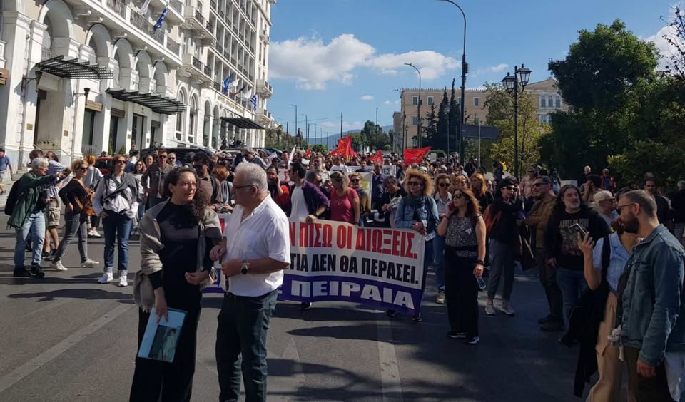 Σταυρώνουν τους εκπαιδευτικούς με διώξεις και απολύσεις