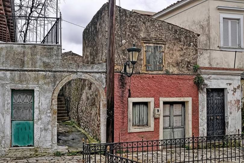 Ο τόπος επιστρέφει πριν από εμάς