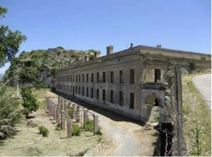BOUTIQUE HOTEL ΣΤΟ ΠΑΛΑΙΟ ΦΡΟΥΡΙΟ  μέ πισίνες !!!!