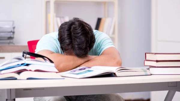 Το υποτιθέμενο «πολλαπλό» βιβλίο αντικαθιστά στην πράξη το μοναδικό σχολικό εγχειρίδιο… με ένα άλλο μοναδικό