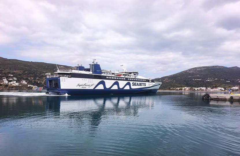 «CHAMPION JET 1» Σοβαρό ατύχημα με Ναύτη στο λιμάνι της Άνδρου