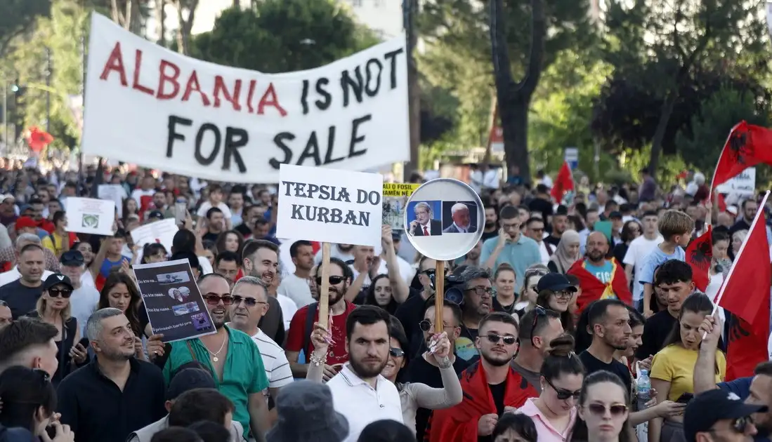 «Η Αλβανία δεν πωλείται»: Πρωτοφανές κύμα λαϊκών διαδηλώσεων
