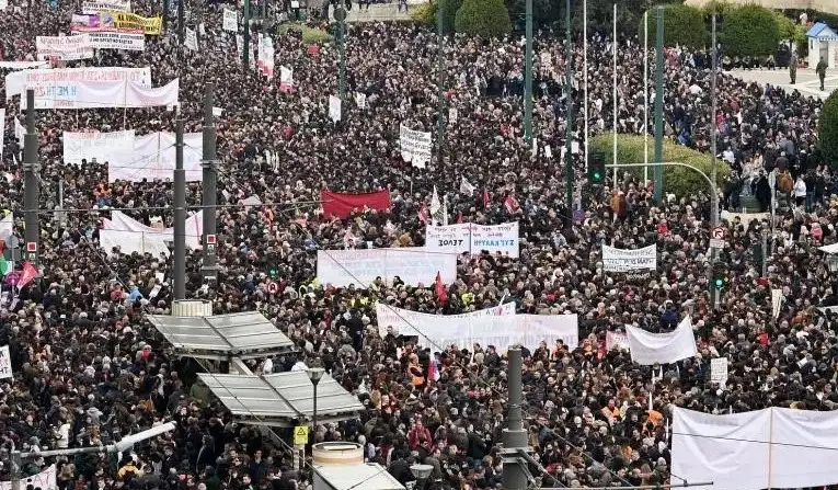 Σε αντίθεση με τις αλαζονικές διακηρύξεις περί «αυτοδυναμίας» ο Μητσοτάκης ομολογεί τώρα την εκλογική κατρακύλα της ΝΔ