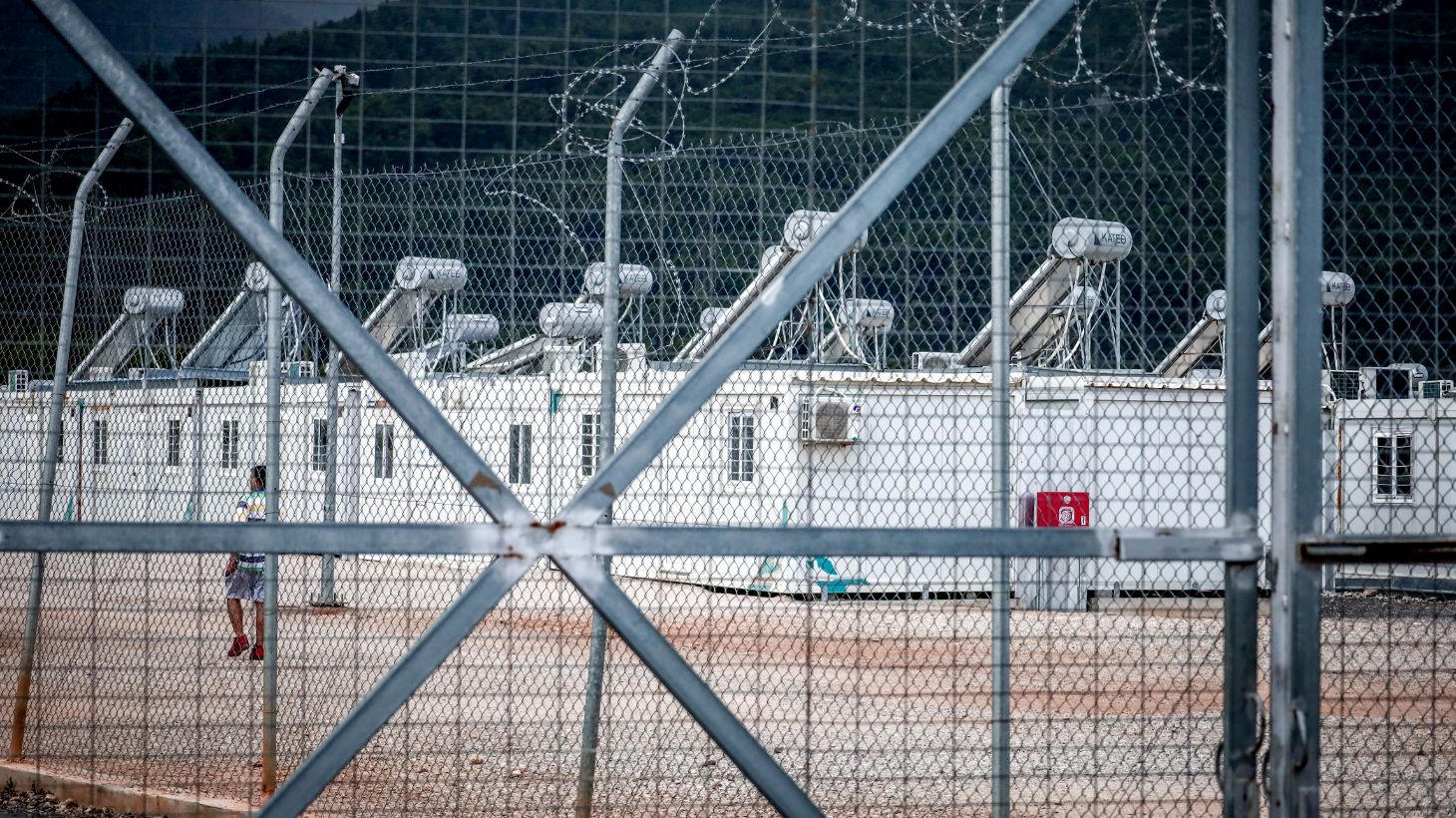 Politico: Η Ευρωπαϊκή Εισαγγελία ερευνά το κόστος των 11 εκατ. ευρώ για δύο δομές μεταναστών στην Ελλάδα