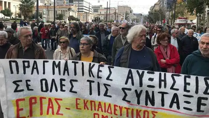 Εκατοντάδες χιλιάδες συνταξιούχοι για να ζήσουν αναγκάζονται να εργάζονται και μετά τη συνταξιοδότηση