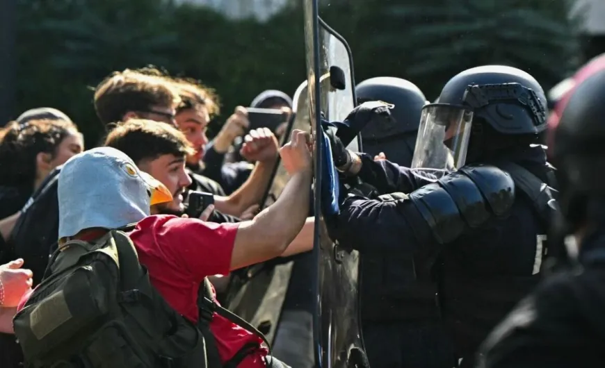 Γαλλία: Κατεβαίνουν σήμερα και τα τρακτέρ στο πλευρό των μαθητών – 4.400 ανήλικοι σε προσαγωγές, εκατοντάδες τραυματίες