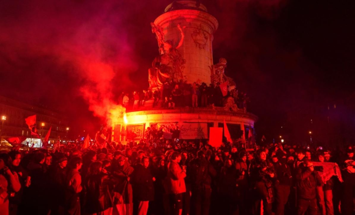 Γιόρτασαν με καπνογόνα, πυροτεχνήματα και πανηγύρια τον θάνατο του Ζαν-Μαρί Λεπέν