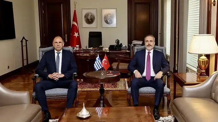 Η «έντονη διπλωματική κινητικότητα» σέρνει τη χώρα σε επικίνδυνους ανταγωνισμούς