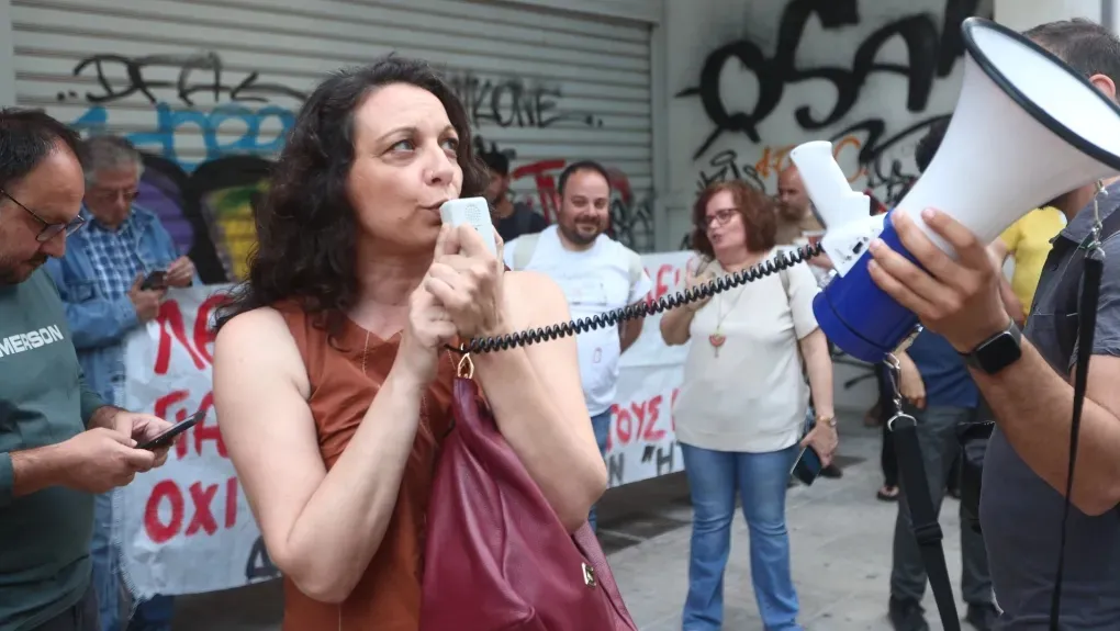 Η επιστροφή της Χρύσας Χοτζόγλου στο σχολείο: Μεγάλη νίκη του κινήματος! Της μαχητικότητας, της αποφασιστικότητας, της επιμονής του!