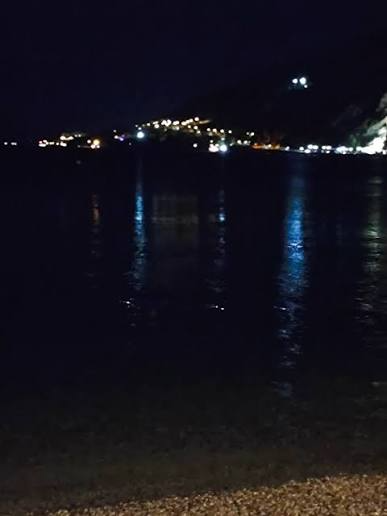Η πανσέληνος, εμείς, οι άλλοι και το λαβράκι με πληγουροσαλάτα