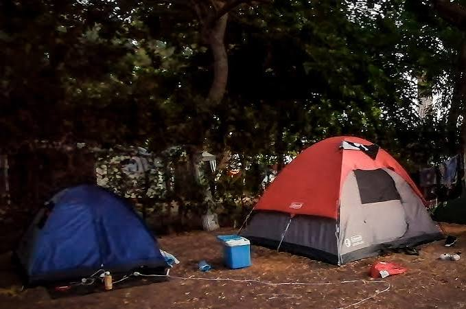 Νεοδιόριστη εκπαιδευτικός μένει με την κόρη σε σκηνή γιατί δε βρίσκει σπίτι
