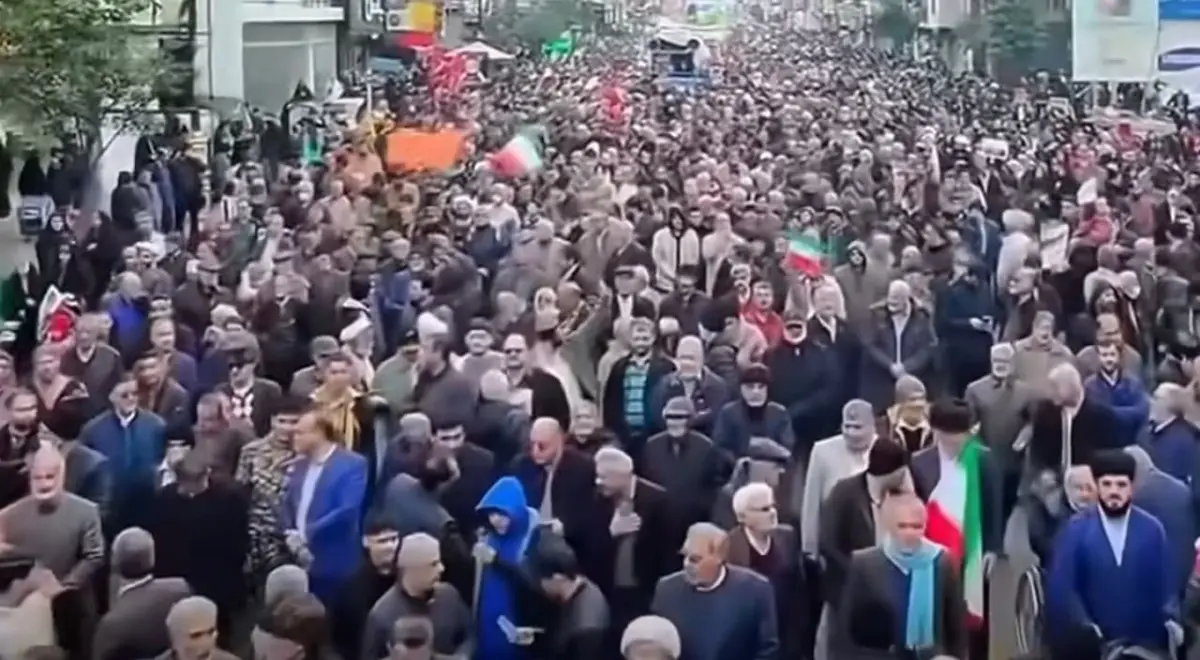 Στους δρόμους ο λαός του Ιράν, αψηφώντας τις απειλές του Τραμπ (βίντεο)