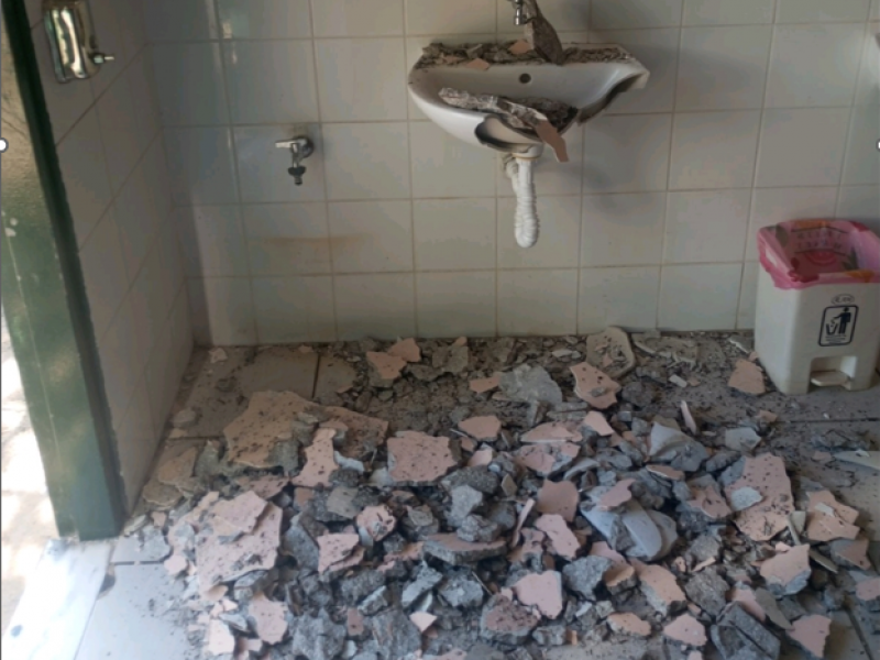 Κατέρρευσε το ταβάνι στις τουαλέτες του 16ου Δημοτικού Σχολείου Αθηνών