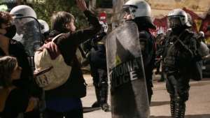 Επίθεση των ΜΑΤ στην Ευελπίδων κατά τη συγκέντρωση για τους συλληφθέντες στα Προσφυγικά (Videos)