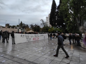Άπλωσαν πανό στη μνήμη του Γρηγορόπουλου στο Σύνταγμα – Με χημικά και προσαγωγές απάντησε η αστυνομία