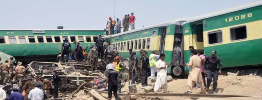 Πακιστάν: Σύγκρουση τρένων με 30 νεκρούς (Photos)