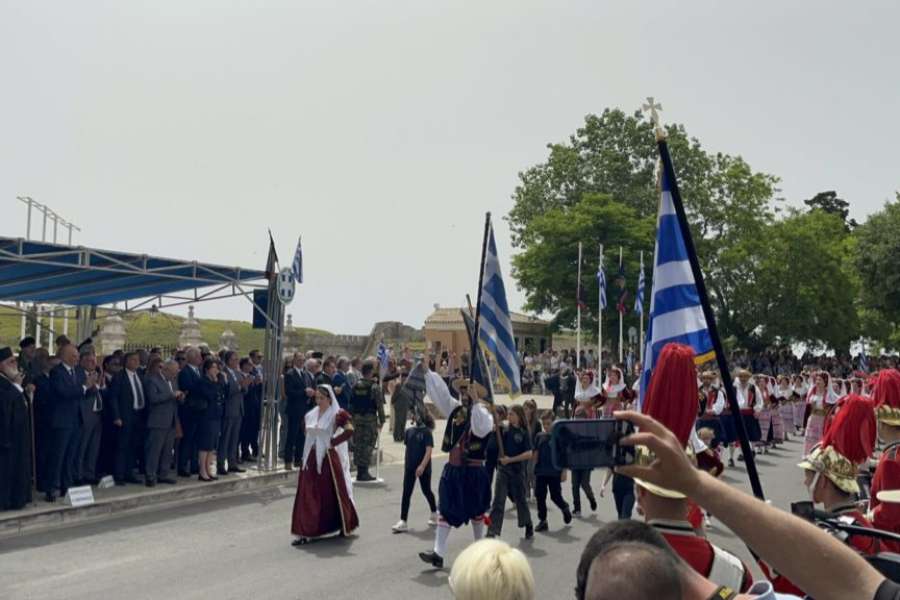 Κέρκυρα: Ύψωσε την παλαιστινιακή μαντίλα μαζί με την ελληνική σημαία στην παρέλαση