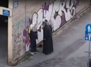 Ιερέας χαστουκίζει πολίτη στη μέση του δρόμου στην Κοζάνη!