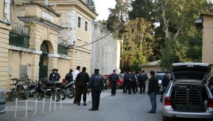 Συναγερμός στην Κέρκυρα: Έφοδος της ΕΚΑΜ στις φυλακές – Βρέθηκαν κρυμμένα όπλα με σιγαστήρα