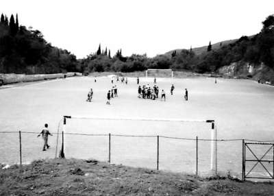 Γήπεδο Αργυράδων: Το «Καμίνι» που έσβησε!  Από το βιβλίο «Τότε που παίζαμε μπαλόνι – Σελίδες από την Ιστορία του ΑΠΣ ΚΡΟΝΟΣ» (Νίκου Β. Καββαδία – Γιώργου Κ. Καββαδία)