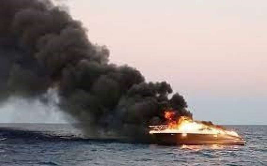 Φωτιά σε τουριστικό σκάφος στους Παξούς με 15 επιβαίνοντες