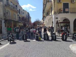 Καθιστική διαμαρτυρία μετά μουσικής για τον Ερημίτη - ΒΙΝΤΕΟ