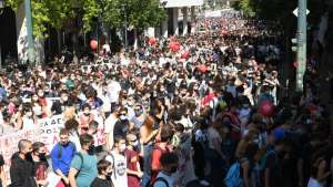 Επίθεση της αστυνομίας με χημικά εναντίον μαθητών και φοιτητών στην Αθήνα ΒΙΝΤΕΟ - ΦΩΤΟ