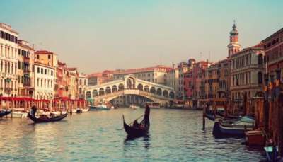 Οι Βενετοί φοβούνται ότι η πόλη τους μετατρέπεται σε «μουσειακό λείψανο» καθώς ο πληθυσμός πέφτει κάτω από τις 50.000