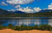 Η Λίμνη Κορισσίων με το σπάνιας ομορφιάς Κεδροδάσος