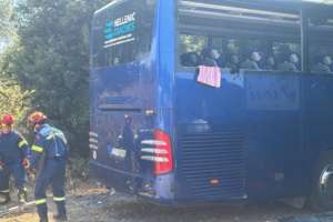 Ένας νεκρός μετά από σύγκρουση τουριστικού λεωφορείου με φορτηγό στην Κέρκυρα