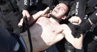 Ανατριχίλα από τη βία των ΜΑΤ σε διαδηλωτή στο ΑΠΘ – Τον σέρνουν ημίγυμνο [VIDEO]
