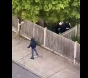 Άγριος ξυλοδαρμός 16χρονου από αστυνομικούς (Συγκλονιστικό βίντεο)