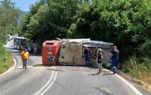 Πυροσβεστικό όχημα ανετράπη στον δρόμο προς Ρεκίνι- Δύο πυροσβέστες τραυματίστηκαν