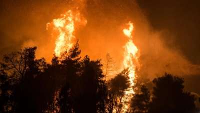 Πύρινη κόλαση σε Λουτράκι και Δερβενοχώρια - Μάχη με τις φλόγες στη Μάνδρα (videos)