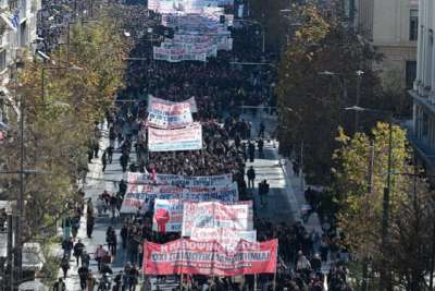 Το «γαλάζιο οικονομικό θαύμα» αναμετριέται με τη λαϊκή κατακραυγή και συναντά πλατιά αντίσταση