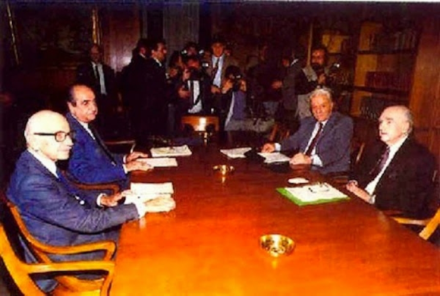 Σαν σήμερα στις 22 Νοέμβρη 1989 σχηματίζεται &quot;οικουμενική κυβέρνηση&quot; με πρωθυπουργό τον Ζολώτα