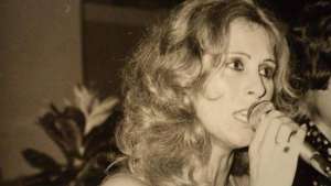 Έφυγε από τη ζωή  η τραγουδίστρια Ρένα Κουμιώτη σε ηλικία 81 ετών