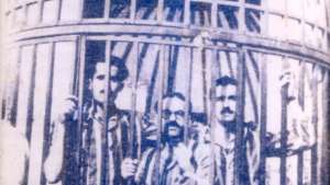 Ο Ευγένης Χαραλαμπίδης (στη μέση) μαζί με άλλους πολιτικούς κρατούμενους