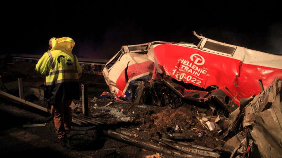 Τραγωδία: 32 οι νεκροί, δεκάδες τραυματίες και εγκλωβισμένοι! - Από σύγκρουση τρένων στα Τέμπη
