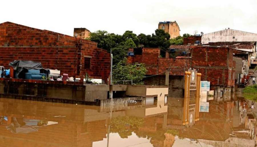 Δεκάδες χιλιάδες εγκατέλειψαν τα σπίτια τους λόγω φονικών πλημμυρών στη Βραζιλία
