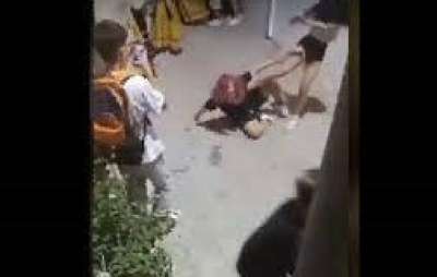Άγριος ξυλοδαρμός 13χρονης σε σχολείο - Σοκαριστικό βίντεο