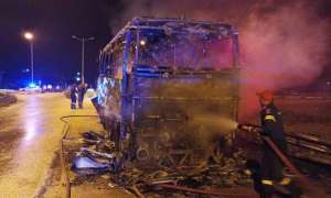 ΚΤΕΛ που εκτελούσε τη διαδρομή Κέρκυρα - Αθήνα κάηκε ολοσχερώς. Σώθηκαν και οι 27 επιβάτες ertnews.gr