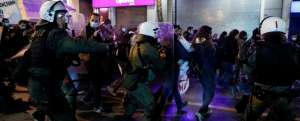 Απρόκλητη επίθεση της αστυνομίας στη διαδήλωση για τη δολοφονία και τραυματισμό των δύο νεαρών στο Πέραμα - ΒΙΝΤΕΟ