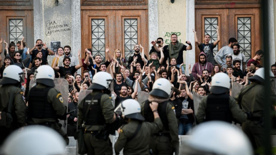 Έληξε η κατάσταση ομηρείας στην ΑΣΟΕΕ – Υποχώρησε η αστυνομία και αποχώρησαν οι φοιτητές (BINTEO