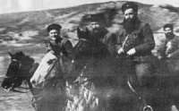Σαν σήμερα, το 1942, ο Άρης Βελουχιώτης ορκίζει τους πρώτους αντάρτες του ΕΛΑΣ