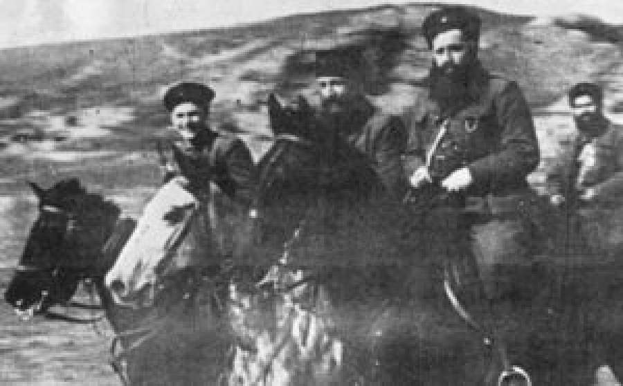 Σαν σήμερα, το 1942, ο Άρης Βελουχιώτης ορκίζει τους πρώτους αντάρτες του ΕΛΑΣ